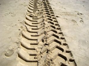 Следы протекторов на песке